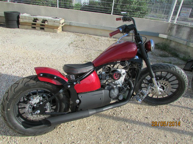 moto custom rouge