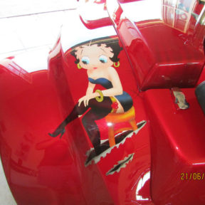 Photo trike rouge custom Betty Boop