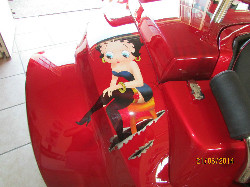 Photo trike rouge custom Betty Boop