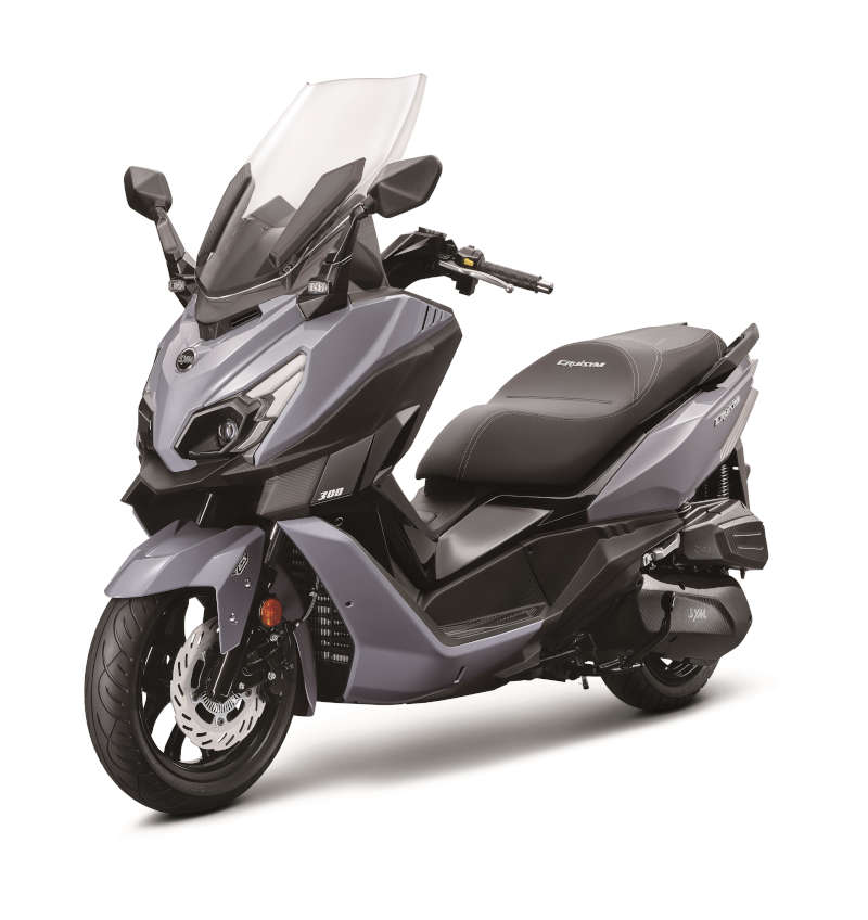 scooter 125 sym gris en ville