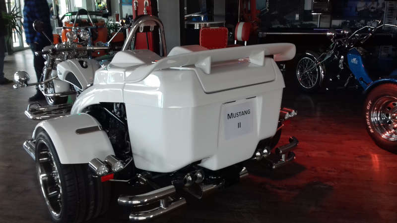 coffre 240 l trike mustang 2 avec becquet